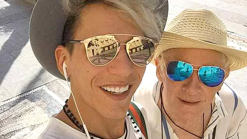 Vicarul gay de 81 de ani s-a împăcat cu modelul român Florin. Cei doi s-au mutat în România