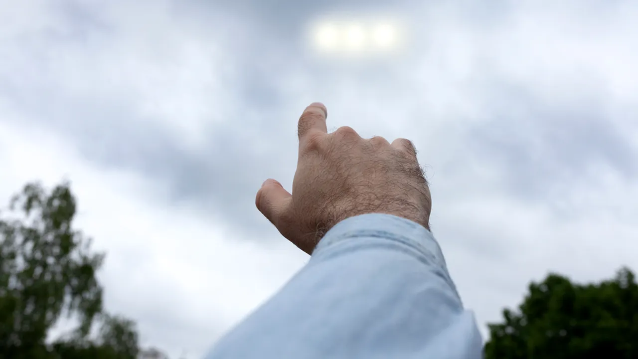 PANICĂ pe cerul Italiei: Oamenii au sesizat un obiect zburător misterios 