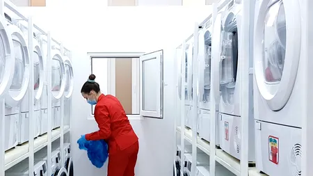 Ajutor pentru persoanele sărace din Ferentari: O baie publică și o spălătorie socială - FOTO