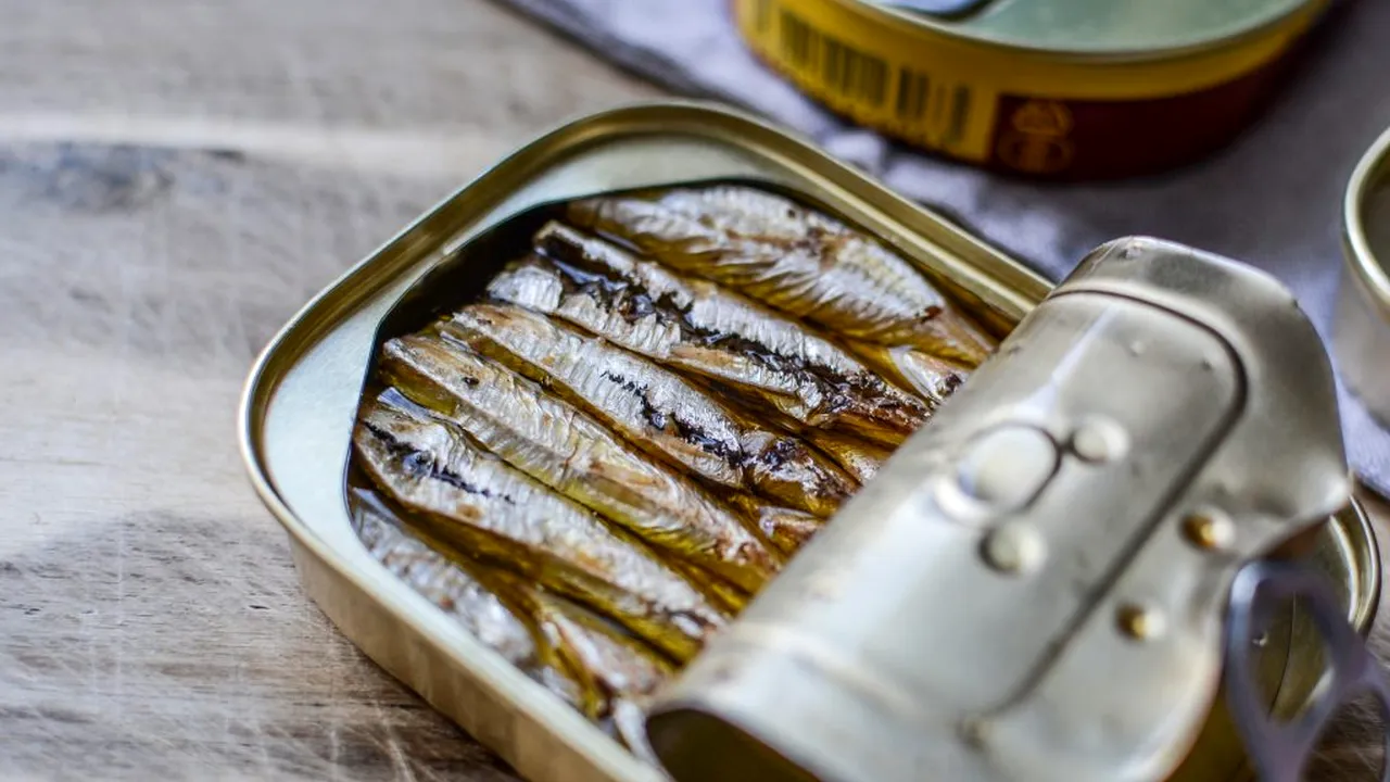 Un bărbat din Iași a ajuns în comă, după ce a mâncat o conservă de pește făcută în casă