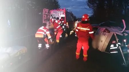 FOTO | Un mort în urma unui accident grav între o ambulanță și o mașină, în Suceava