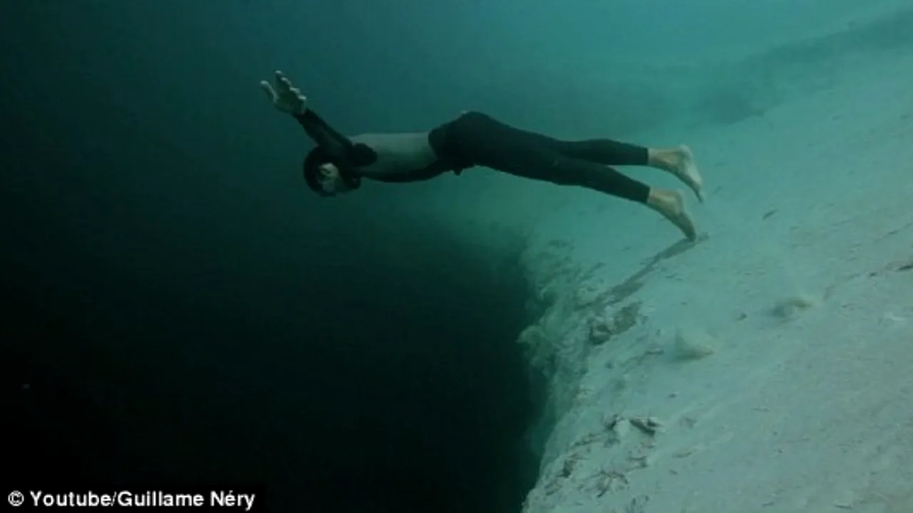 Salt în abis. Imagini spectacoloase din cea mai mare peștere subacvatică