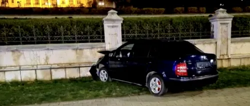 Un șofer a intrat cu mașina în GARDUL Palatului Parlamentului