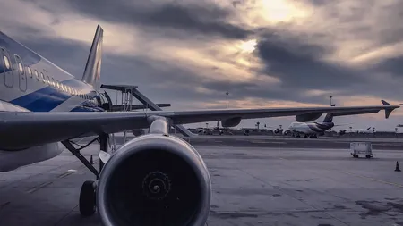 Un muncitor a murit după ce a fost „ingerat” în motorul unui avion. Accidentul teribil s-a petrecut chiar pe aeroport