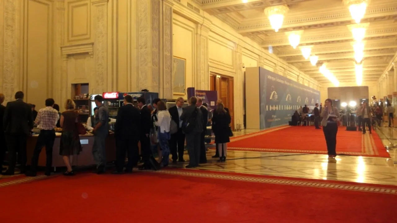 Apariția-surpriză de la Congresul PPE. După cine au întors capul europenii în Parlamentul României