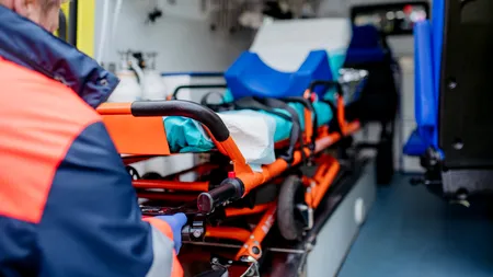 Clipe de groază: Un mire s-a PRĂBUȘIT pe ringul de dans la propria nuntă. A ajuns de urgență la spital