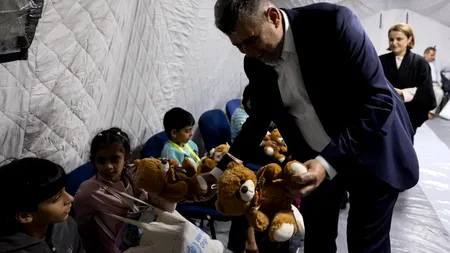 Premierul Marcel Ciolacu a întâmpinat opt COPII din Fâșia Gaza care vor fi tratați în spitalele din București