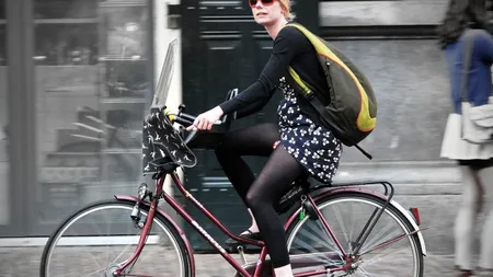 STUDIU. Persoanele care merg la serviciu cu bicicleta sunt mai fericite decât cele folosesc mașina