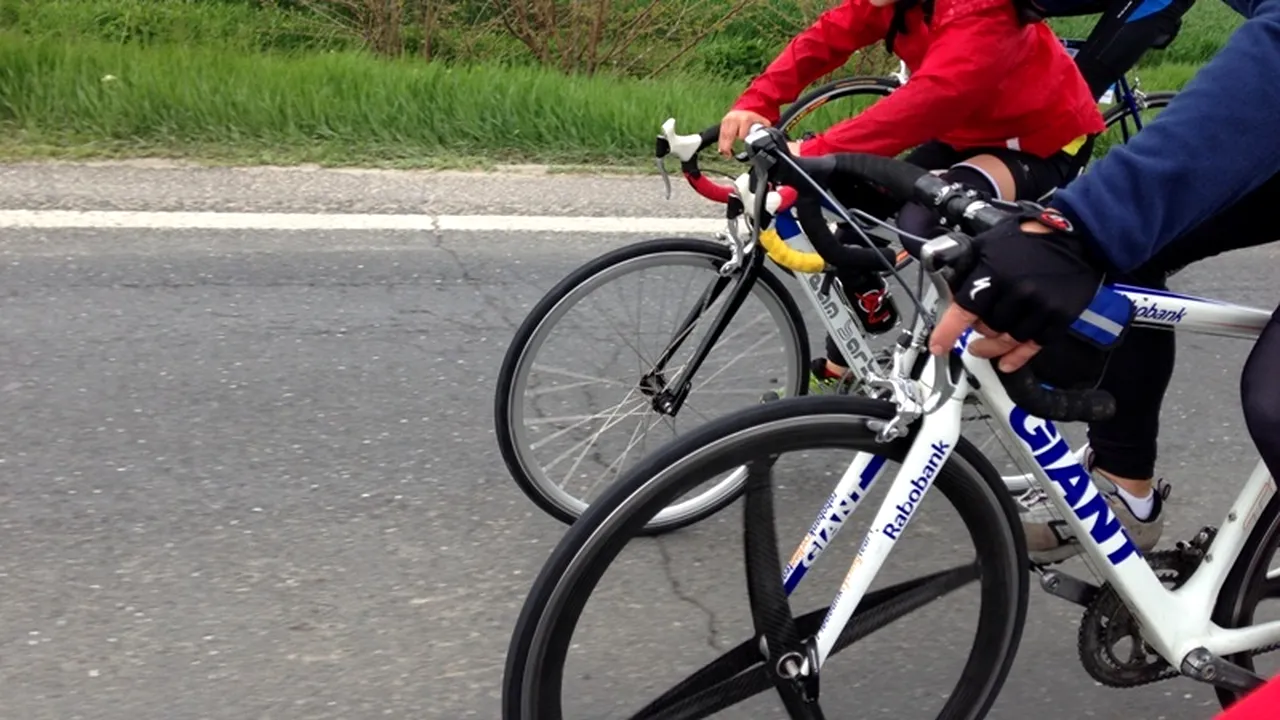 Copil de 13 ani, lovit de mașină, în timp ce se plimba cu bicicleta pe stradă