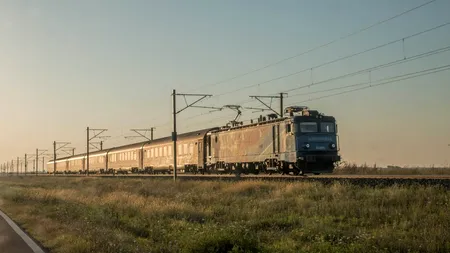 Un tren plin cu copii, care se întorceau de la mare, a stat în câmp peste 9 ore. Furtuna de miercuri seară a rupt linia de contact la Fundulea