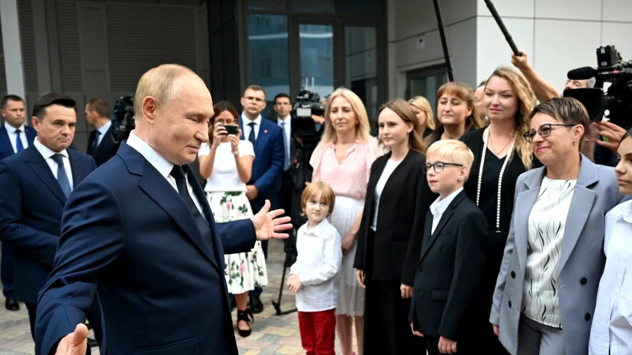 Copilărie în Rusia lui Putin. Tații mor în Ucraina, copii merg în tabere de vară finanțate de stat. „MINI-TANCURI T-34, lecții despre cultura Chinei”