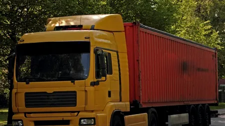 Un șofer de TIR din Adjud s-a întors acasă din cursă, din Italia. Când a deschis ușa locuinței, a crezut că nu vede și aude bine. Soția l-a dat imediat afară