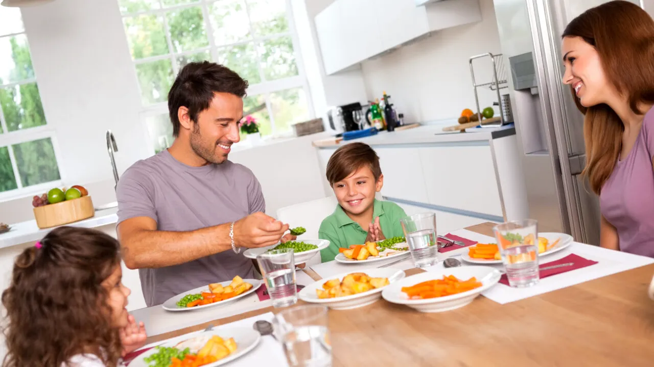 Mihaela Bilic spune ce se întâmplă în organismul nostru când bem APĂ în timpul mesei