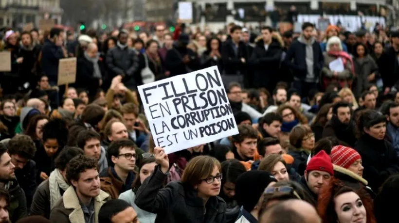 Sute de participanți la o manifestație anticorupție la Paris, inspirată de protestele din România
