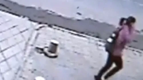 VIDEO: O femeie din China, aspirată de o gaură care s-a deschis în asfalt