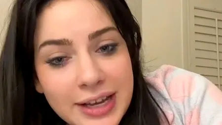 Cu ce nume „murdar” s-a ales tânăra din imagine, după ce tatăl ei nu a fost atent și a inversat 2 litere în certificatul de naștere