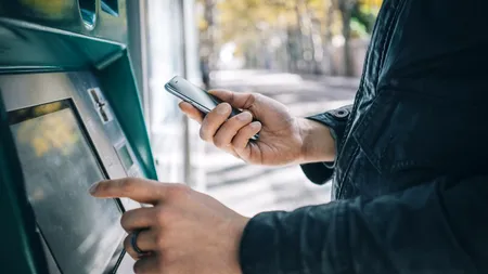 Bărbat din București, arestat preventiv după ce ar fi retras bani de pe un card bancar pe care îl găsise