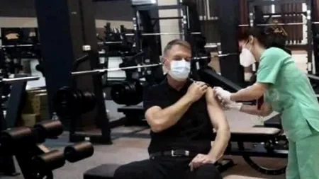 Mușchii lui Klaus Iohannis, vedete pe internet! „La rapel vrem să vedem dacă faceți și abdomene” / „Te bagi 1-1 cu Putin? Cine câștigă primește Basarabia” / Au apărut meme-urile cu momentul vaccinării președintelui - FOTO