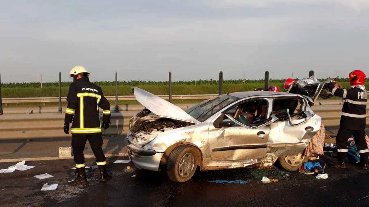 Accident înfiorător pe A1. Două mașini s-au ciocnit. Bilanț: Opt răniți - FOTO