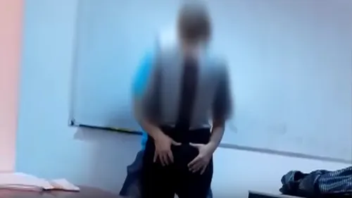 Un profesor din Sighetu Marmației a demisionat după ce a fost filmat sărutând o elevă de 15 ani VIDEO