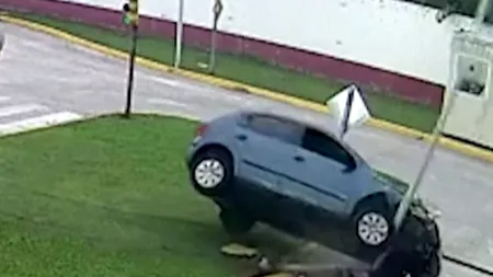 VIDEO. O femeie de 63 de ani a făcut praf o mașină, în timpul unui examen pentru obținerea permisului de conducere, în doar câteva secunde