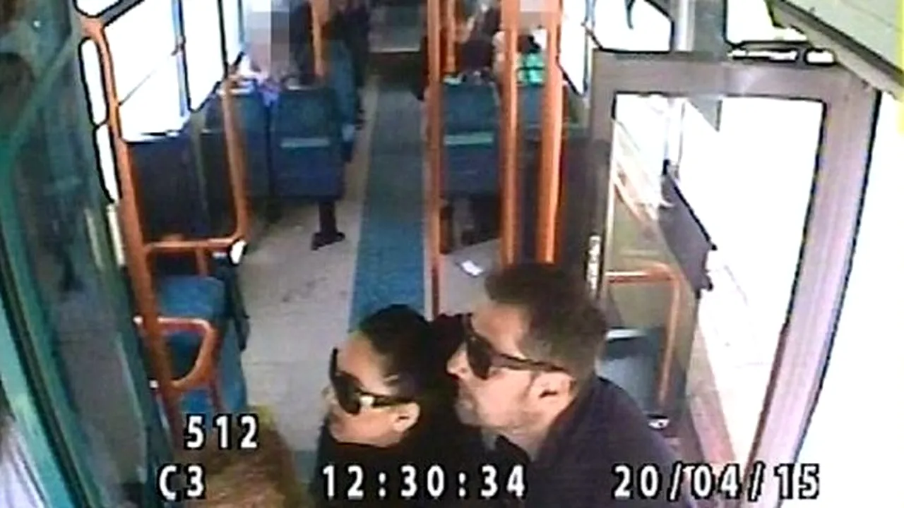 Trei tineri români din Marea Britanie, filmați când jefuiau o bătrână în autobuz. „A fost un act reprobabil, rușinos