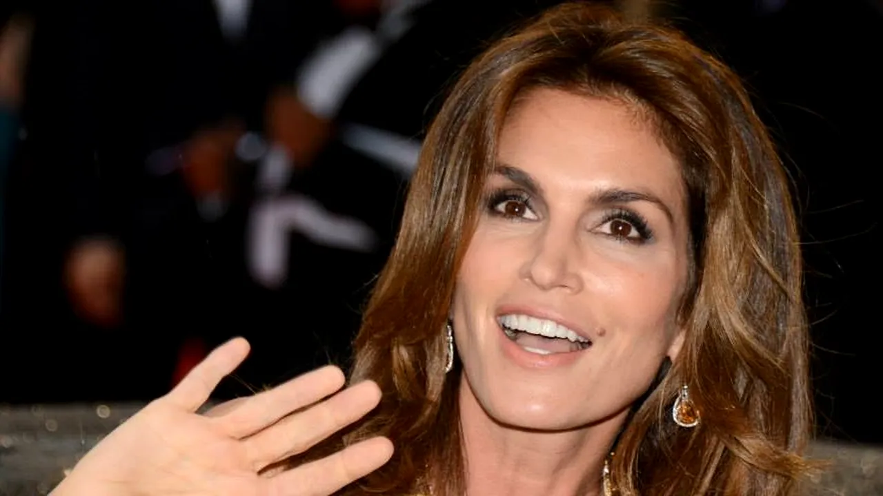 Cindy Crawford, topless la 51 de ani