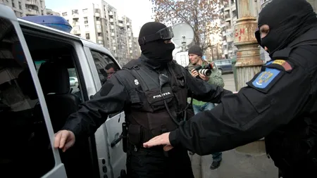 PERCHEZIȚII. Escroci prinși după ce făcuseră avere din înșelăciuni prin telefon!