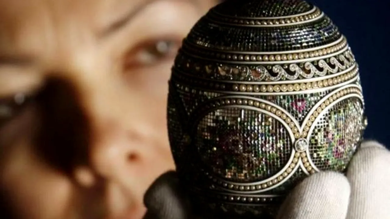 Bijuteria Google: Peter Carl Faberge. Un OU FABERGÃ‰ încrustat cu diamante și rubine, vedeta unei expoziții în Scoția