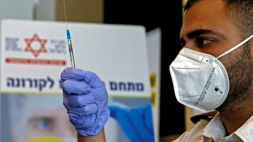 Parlamentul israelian a adoptat o lege care permite guvernului să împărtășească identitatea persoanelor care nu sunt vaccinate. „În lume, oamenii așteaptă vaccinuri, aici vaccinurile așteaptă oameni”