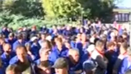 NOI PROTESTE LA OLTCHIM. Printre angajați s-au infiltrat și 14 persoane fără legătură cu Oltchim, care au fost duse la Poliție