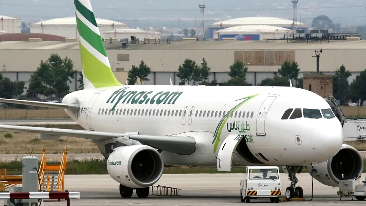 Peste 80 de tinere la o selecție națională de însoțitoare de zbor; salariile - 2.000 de dolari