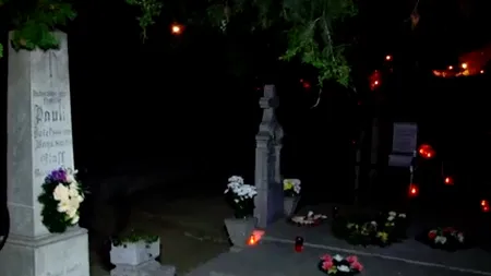 Obicei INEDIT în Bistrița. Oamenii merg la CIMITIR ca să își COLINDE morții 