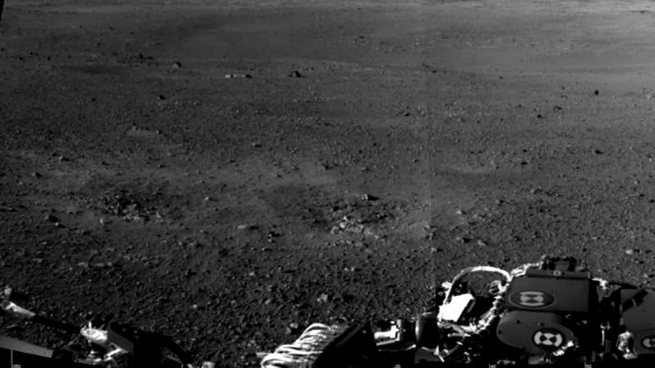 Cercetătorii, surprinși de o imagine trimisă de robotul Curiosity de pe Marte. 