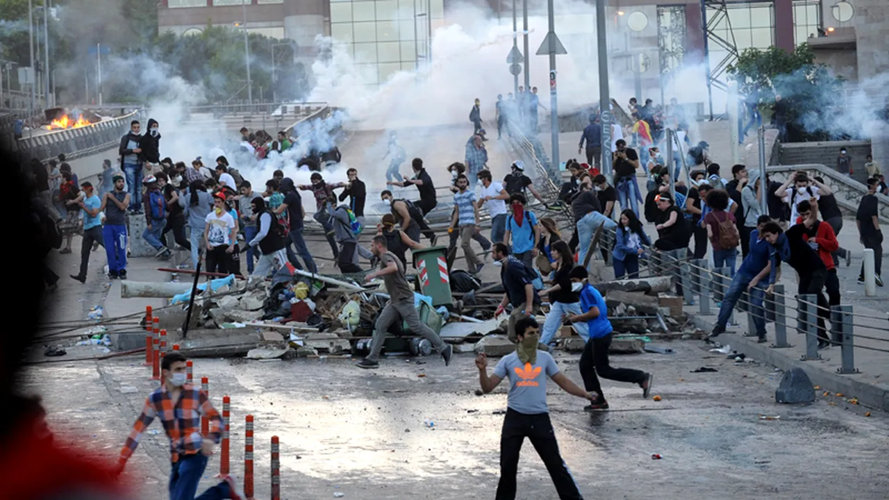 Cel puțin 22 de persoane suspectate de organizarea protestelor, inculpate sâmbătă în Turcia