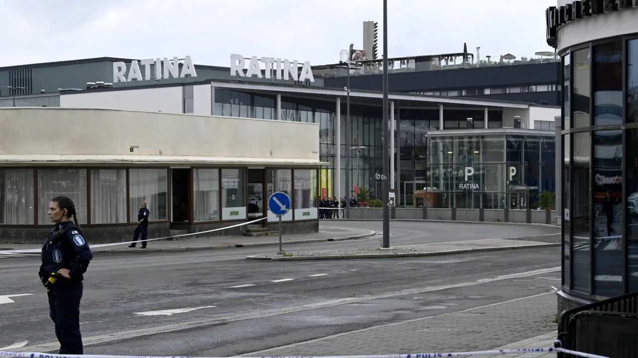 Mai multe persoane, ÎNJUNGHIATE într-un centru comercial din Finlanda