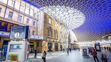 Un bărbat din Londra a încercat să arunce o femeie pe șinele de cale ferată. Individul a fost lovit de tren și arestat, ulterior, de polițiști