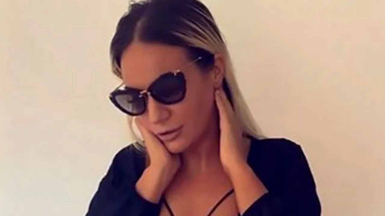 O cunoscută artistă, arestată pentru trafic de arme / Forțele de ordine au găsit un adevărat arsenal în casa vedetei și a prietenului ei - FOTO