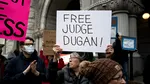Judecătoare din Wisconsin, ARESTATĂ și escortată cu cătușe la mâini, după ce ar fi ajutat un emigrant. Șeful FBI: „Nimeni nu e mai presus de lege”