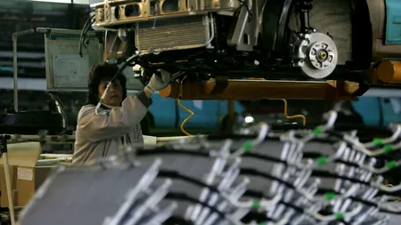 A furat piese auto de 30.000 de euro chiar din fabrica pe care o păzea