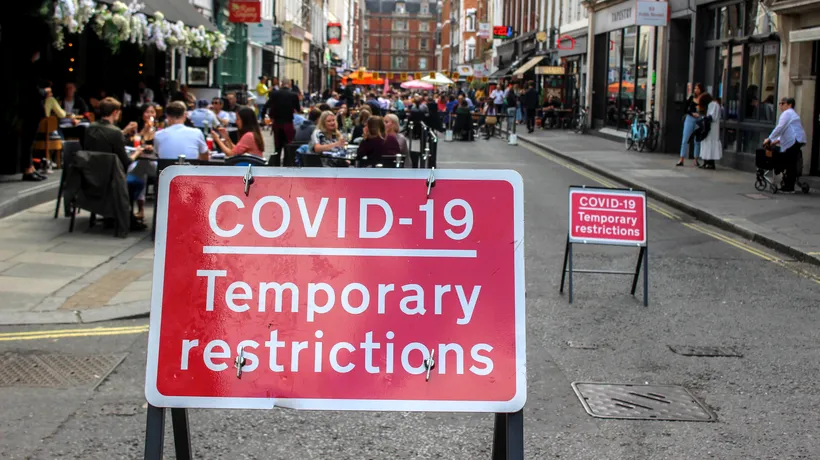 Comisia Europeană avertizează că ar putea fi necesară reintroducerea unor măsuri care să limiteze răspândirea COVID-19