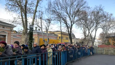 Situație de cascadorii râsului la Brăila. Bărbat dat în urmărire națională, prins la coadă la moaștele Sfântului Nicolae, după ce a făcut scandal