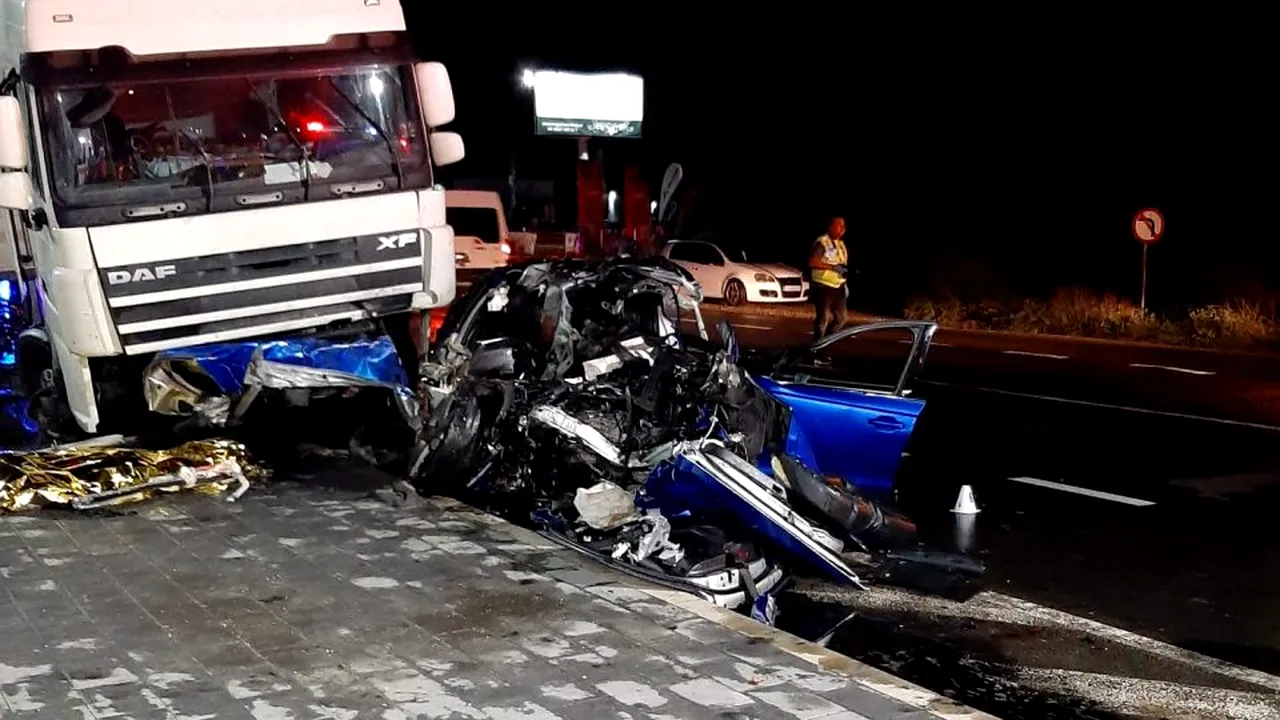 Vrancea: Impact puternic între un autoturism și un TIR. Trei tineri au murit