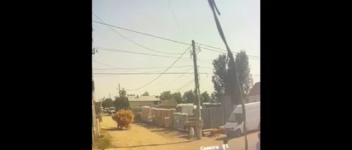 VIDEO | Momentul în care un bărbat care traversează în fugă strada este izbit în plin de o mașină