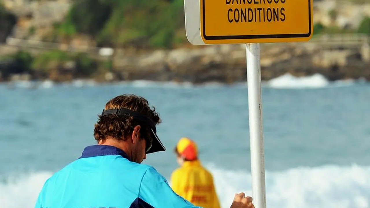 Un salvamar din SUA a fost CONCEDIAT pentru că a SALVAT un înotător în afara zonei sale