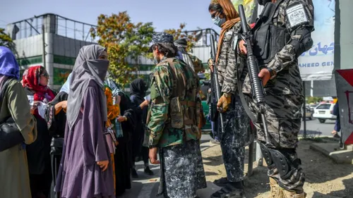 Luptătorii talibani opresc protestul femeilor din Kabul cu focuri de armă. „Pâine, muncă și libertate”, strigă femeile din toate puterile