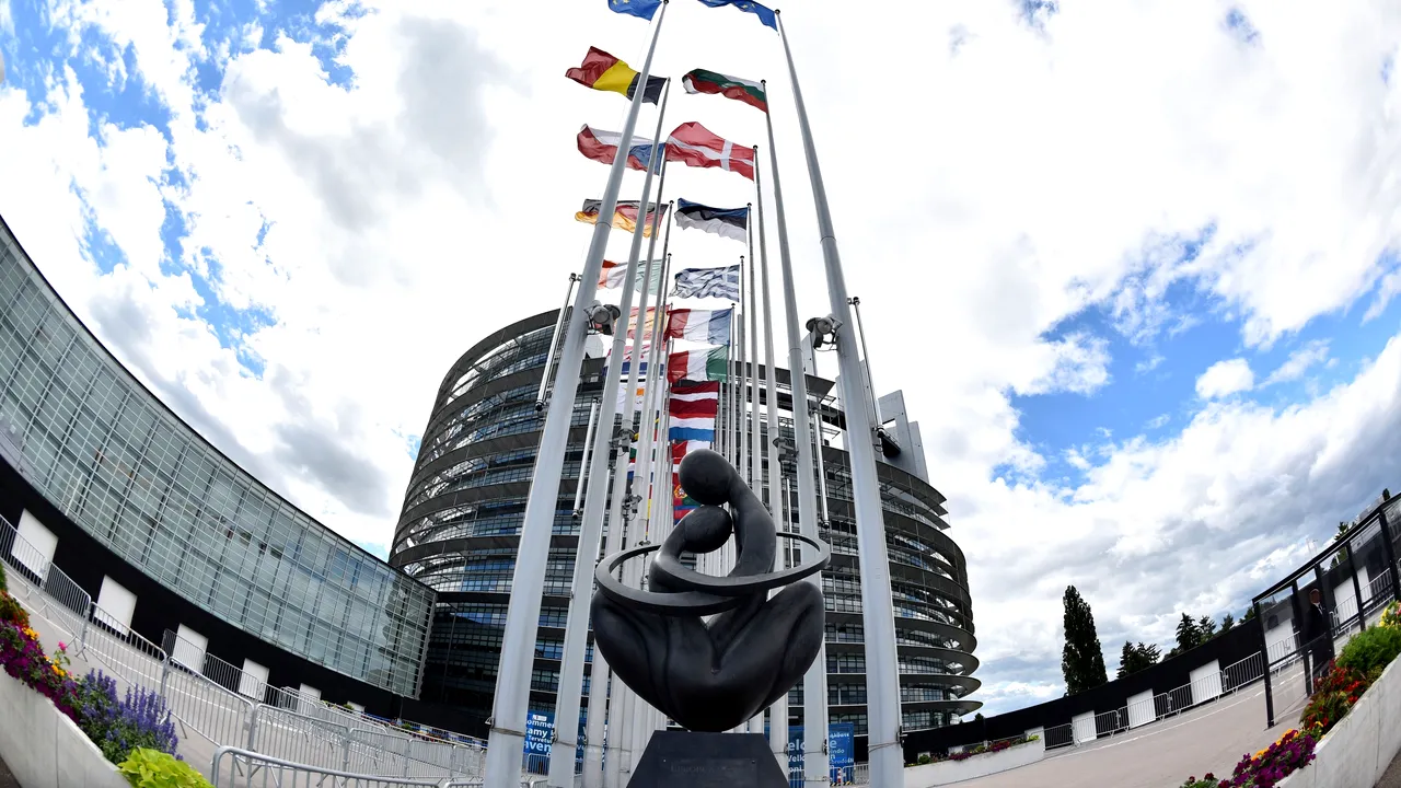 Listele marilor formațiuni politice românești au fost admise pentru europarlamentare. BEC a respins trei partide și doi independenți
