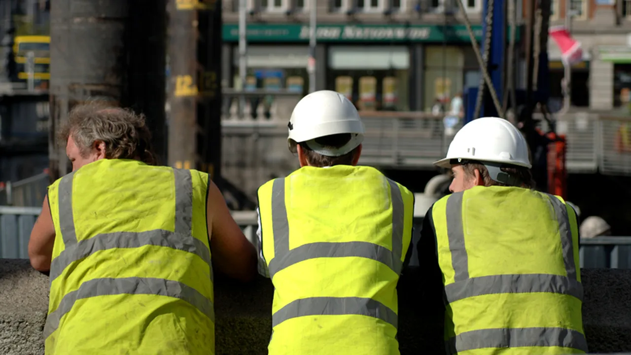 Codul Muncii a fost modificat. Angajatorii din România riscă amenzi de până la 200.000 de lei