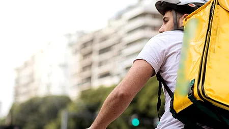 ÎNȘELĂCIUNE cu mâncare comandată. Cum au reușit trei adolescenți din Bihor să strângă peste 18.000 de lei, după ce au păcălit 30 de livratori