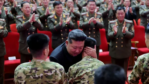 Kim Jong Un consolează soldații întorși din RĂZBOIUL ruso-ucrainean. Liderul nord-coreean a trimis peste 10.000 de militari pe fronturile din Ucraina